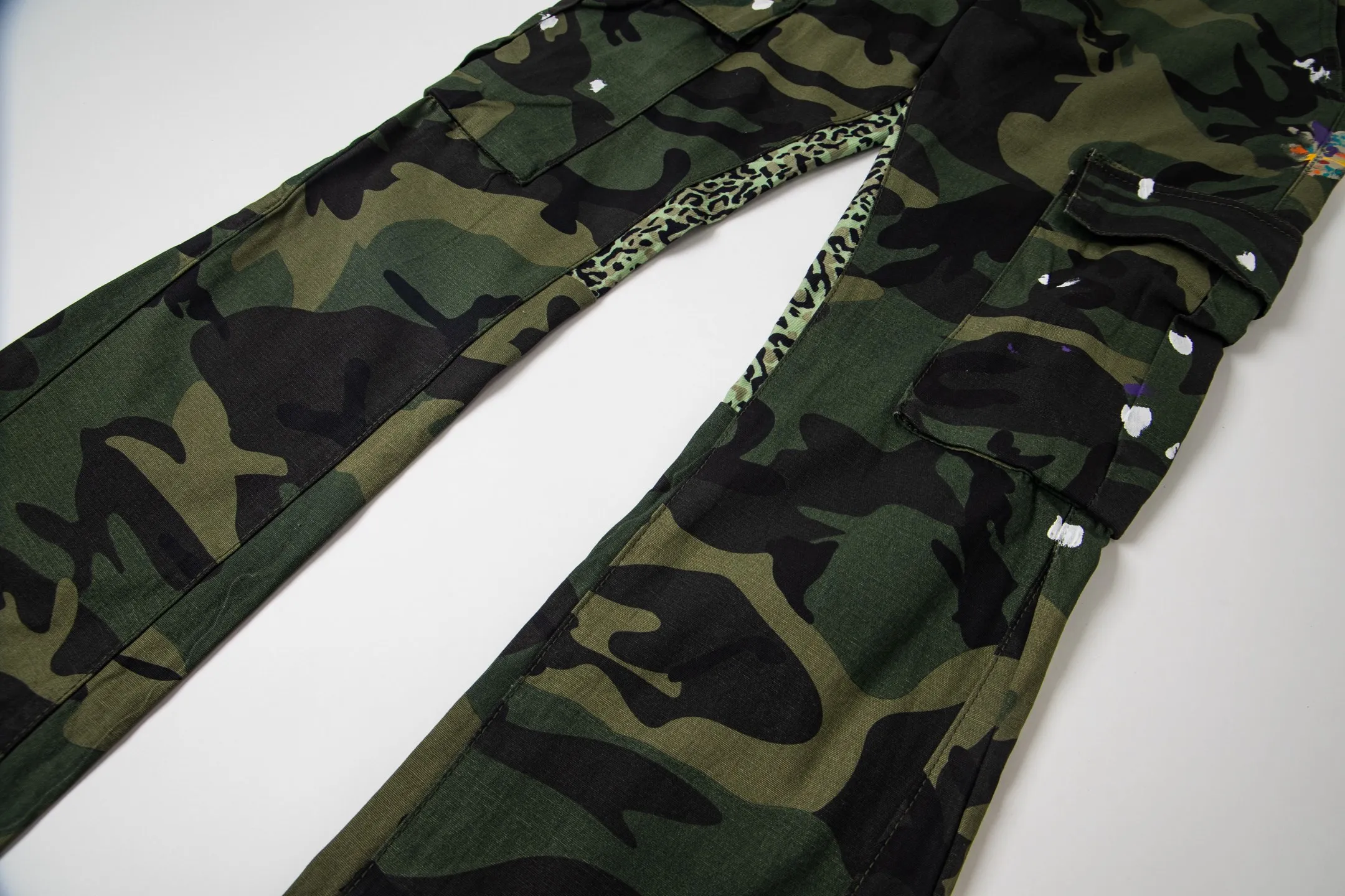 #8208 P260💰 GALLERY DEPT leopard print camouflage splash ink splicing overalls high street retro American casual trousers. Original purchased and patterned to truly restore the ultimate texture of Vintage. The whole splicing is in heavy water washing process. Craftsmen hand splash ink. You can see the details. Three-dimensional cutting version. Loose and comfortable. Not picky on the figure. Makes taller and slimmer. Seiko factory. Original quality control. Same style for men and women. Can be matched with couples. Versatile recommendation. Essential jeans for all seasons Color: Camouflage